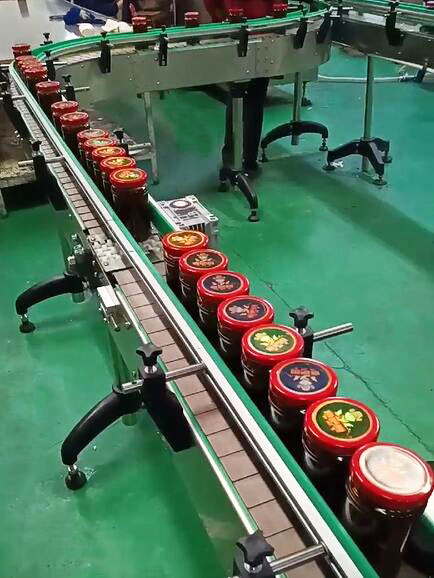 四川某食品工厂下饭菜生产线不干胶标签贴标案例